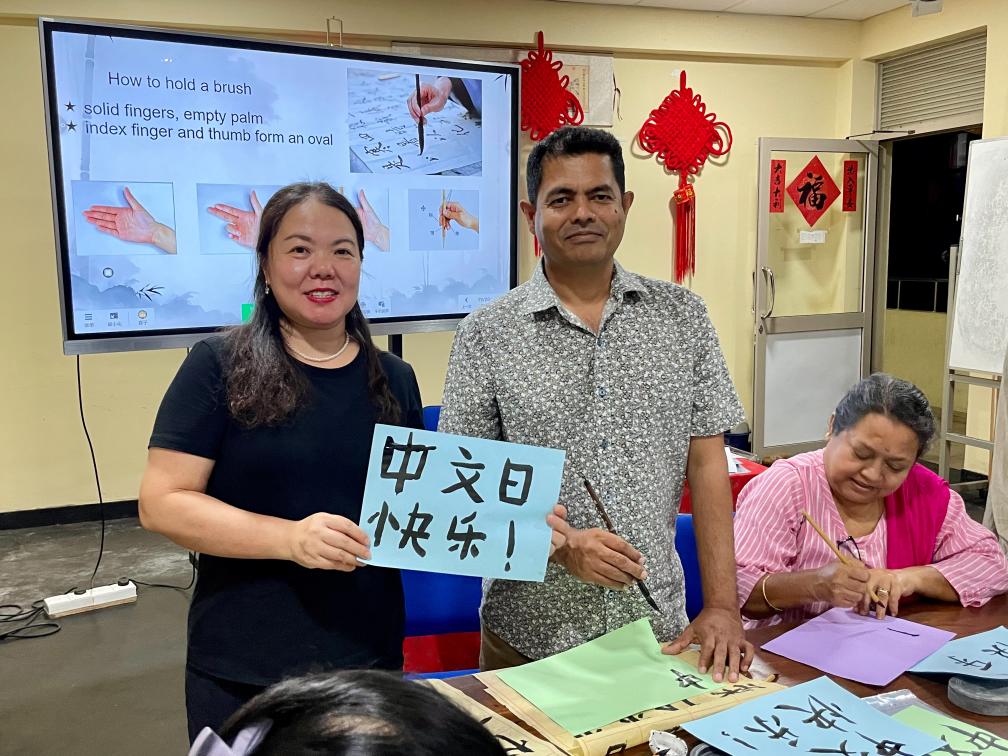 On April 3rd, Zhu Song (left), the director of the Confucius Classroom at Sablo Gomwo University, interacted with students from the school's Chinese language training class during the International Chinese Day event.