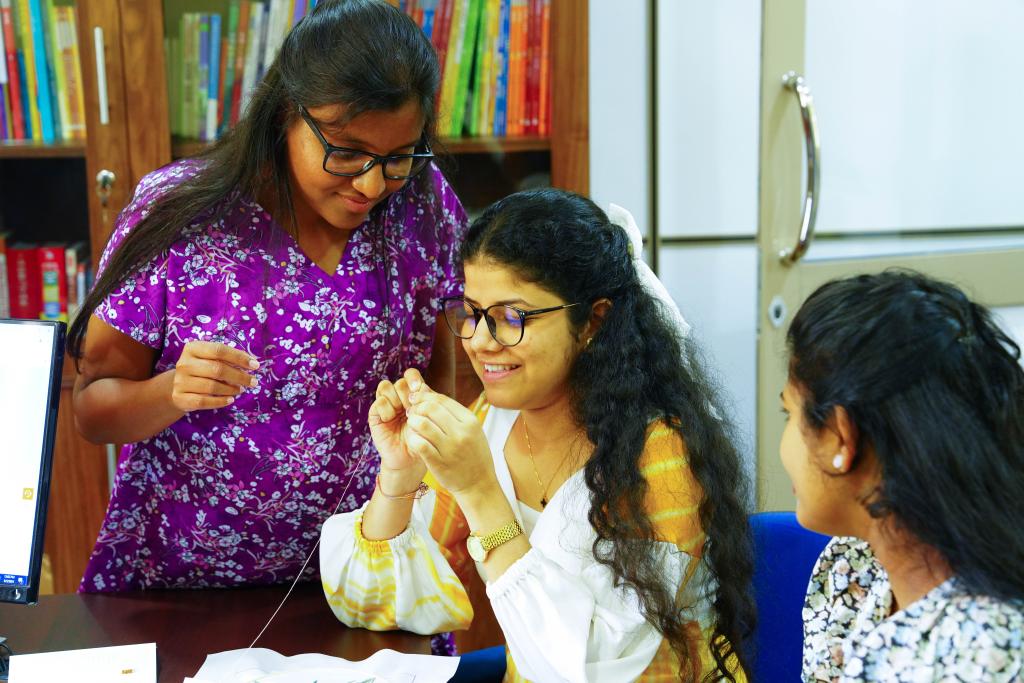 On September 5th, students majoring in Chinese language at the Confucius Classroom at Sablo University experienced Su embroidery.