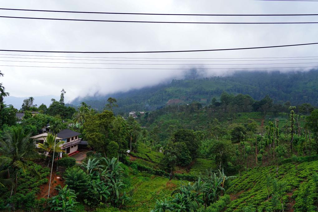 This is a mountain scenery taken on September 6th, on the way from Colombo, the capital of Sri Lanka, to Sablo Gamwo University.