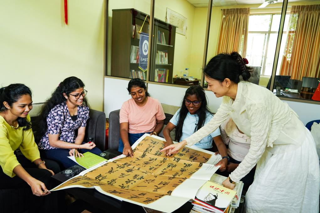 On September 4th, Chinese teacher Xia Zihan (right) showcased Chinese calligraphy works to students majoring in Chinese language at the Confucius Classroom at Sablo University.