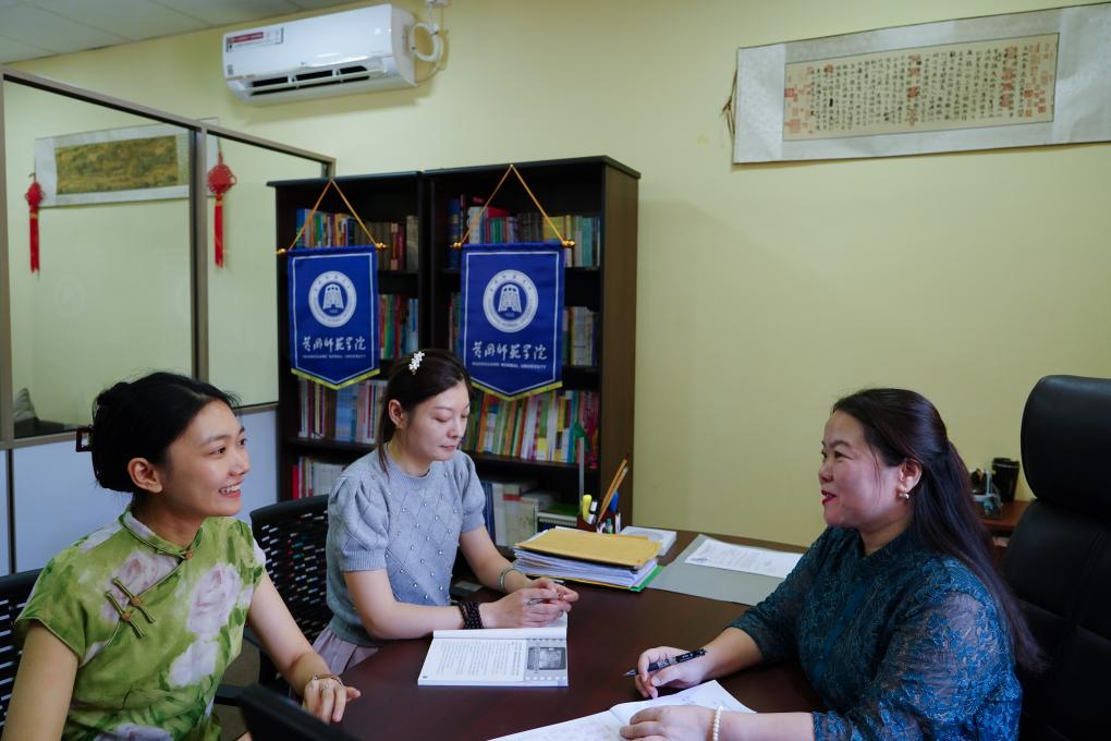 On September 5th, Zhu Song (right), the director of the Confucius Classroom at Sablo University, held a meeting with teachers Zhang Huan (center) and Xia Zihan.