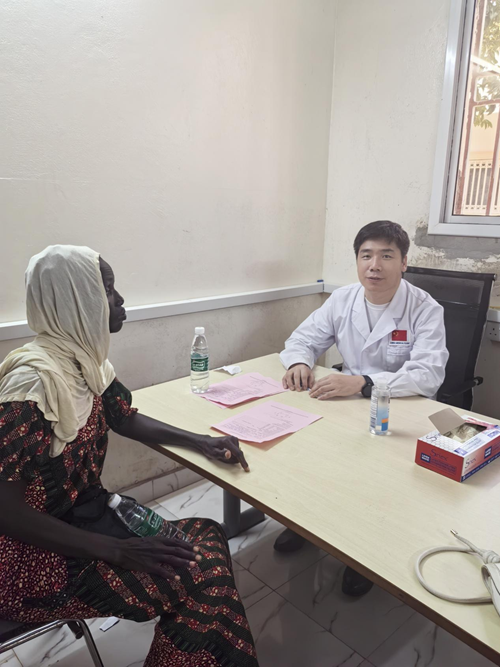 Chinese medical team general surgery expert Wei Fang conducted disease screening for local women in Gambia. (Image provided by the Chinese medical team aiding Gambia)