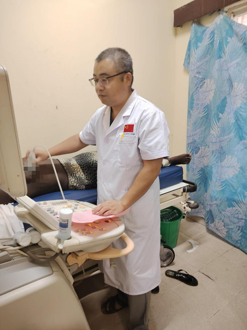 Chinese medical team ultrasound expert Wang Cong conducts ultrasound examinations for the screened individuals. (Image provided by the Chinese medical team aiding Gambia)