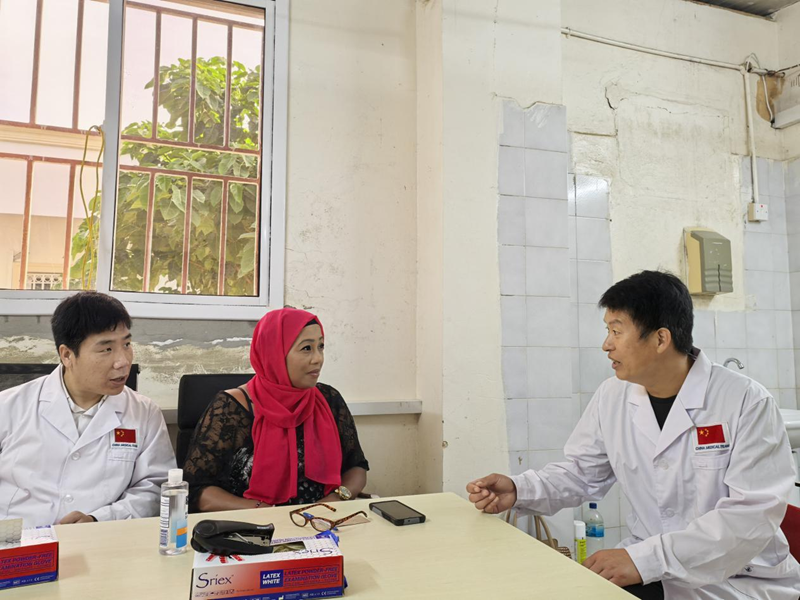 Chinese medical team translator Shu Jingwei assists Chinese doctors in communicating with local doctors. (Image provided by the Chinese medical team aiding Gambia)