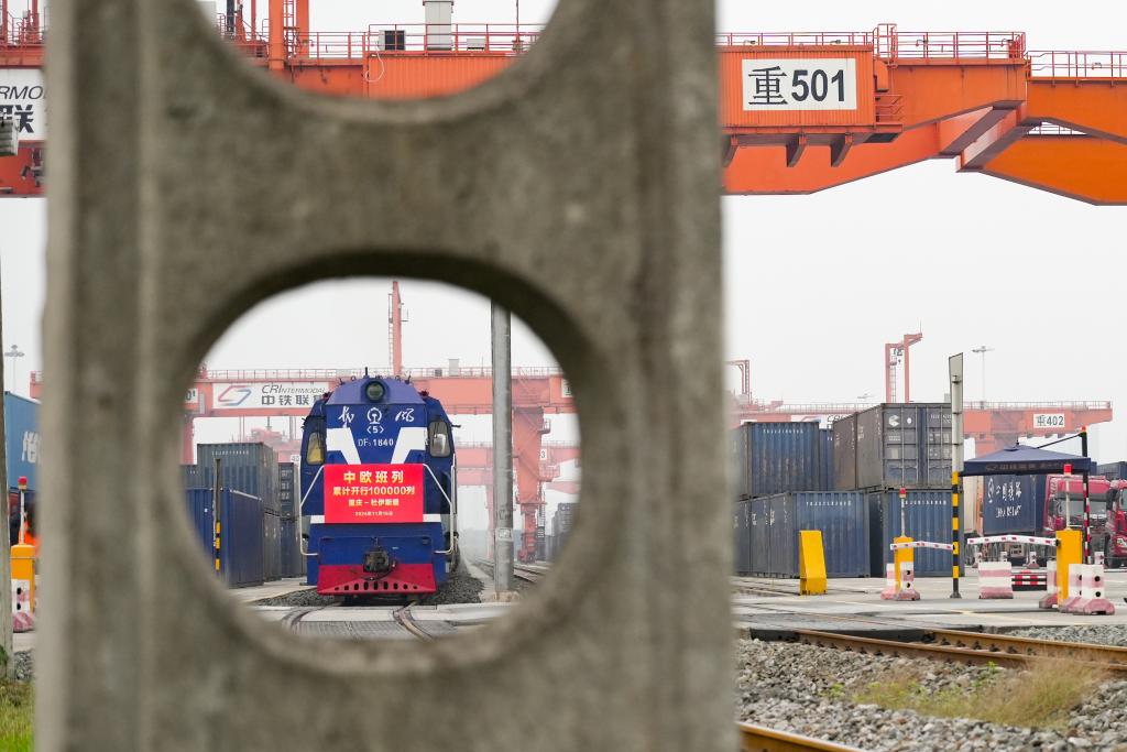 On November 15th, the X8083 China Europe freight train (Chongqing Duisburg) is waiting to depart. Photo by Xinhua News Agency reporter Zhang Ziyu