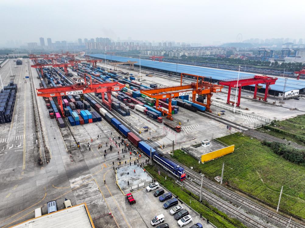 On November 15th, the X8083 China Europe freight train (Chongqing Duisburg) departed smoothly. Photo by Tang Yi, Xinhua News Agency reporter