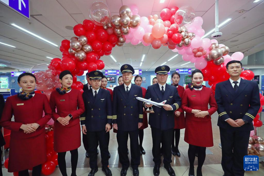 On December 28th, at Minsk National Airport in Belarus, the crew members of the first flight of the Minsk Xi'an Beijing route welcomed passengers. Xinhua News Agency (Photo by Ren Kofu)