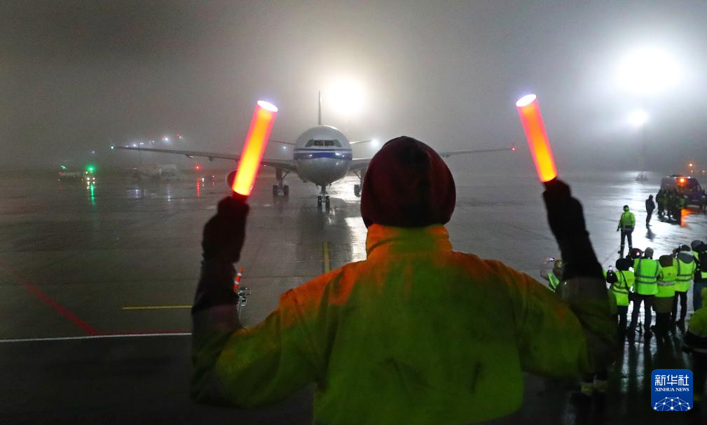 On December 28th, the first flight of the Beijing Xi'an Minsk route arrived at Minsk National Airport in Belarus. Xinhua News Agency (Photo by Ren Kofu)