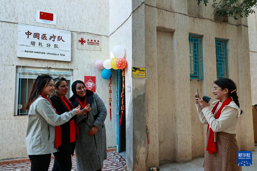 On January 27th, in Taza, Morocco, Hu Haiyan (first from the left), a member of the Taza medical team of China's aid to Morocco, celebrated the Spring Festival with the Moroccan people. Photo by Huo Jing, a reporter from Xinhua News Agency