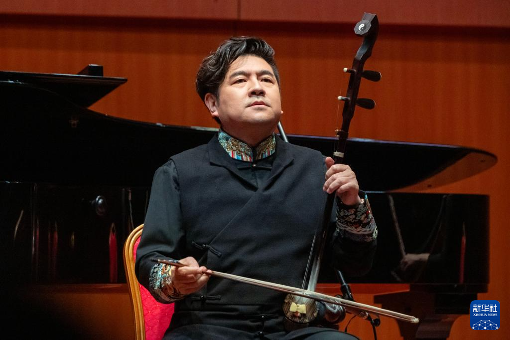 On February 6th, at the Setya University Concert Hall in Kuala Lumpur, Malaysia, renowned erhu artist Chen Jun performed a solo of 