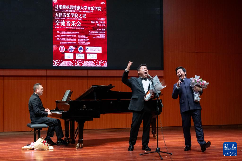 On February 6th, at the Setya University Concert Hall in Kuala Lumpur, Malaysia, renowned Chinese singer Wang Hongwei (first from right) and tenor singer Zhang Xiqiu (second from right) sang a duet of 