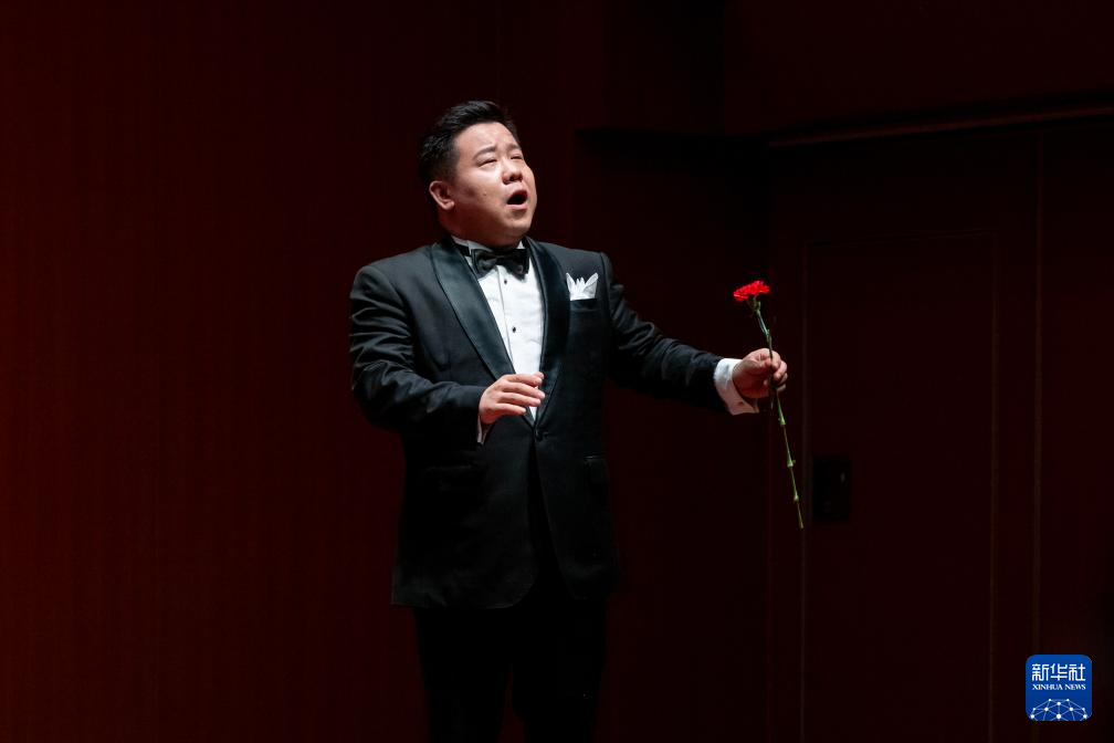 On February 6th, soprano singer Zhang Xiqiu performed at the Setya University Concert Hall in Kuala Lumpur, Malaysia. Xinhua News Agency (photo by Zhang Wenzong)