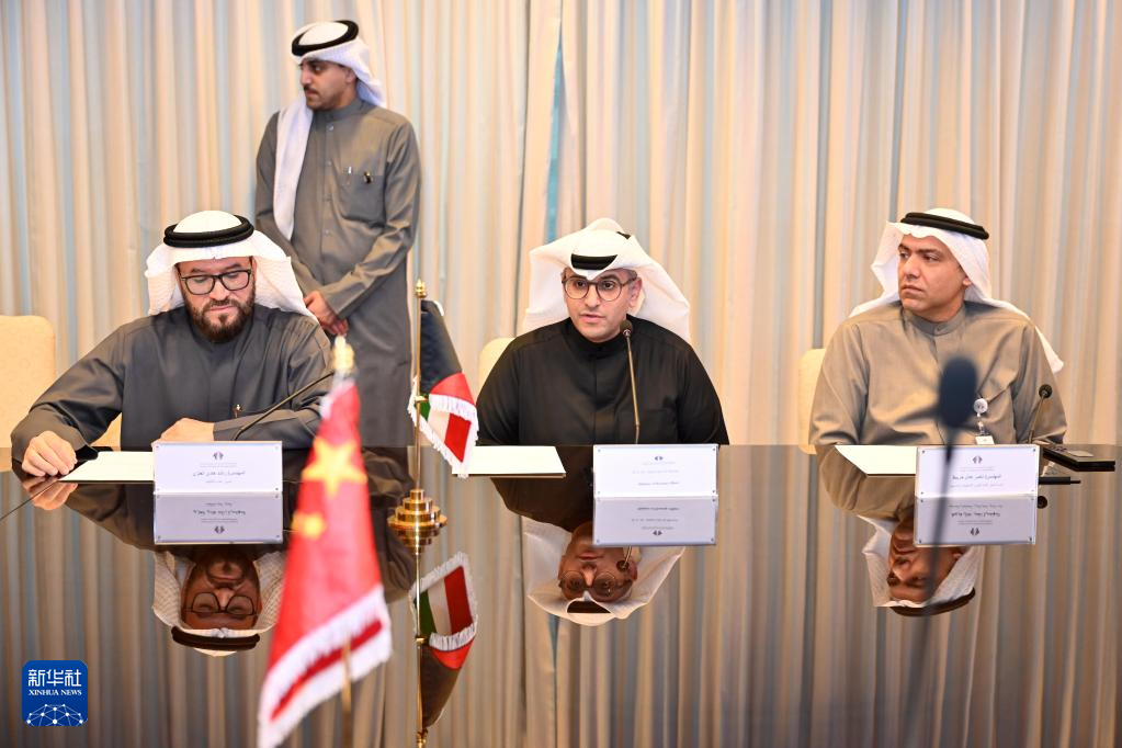 On March 3rd, in Kuwait City, the capital of Kuwait, the Minister of State for Municipal and Housing Affairs, Masari (front center), delivered a speech at the signing ceremony. Xinhua News Agency (Photo by Assad)