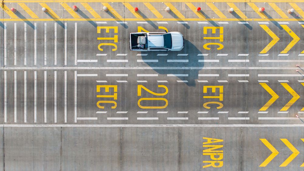 A drone captured a car passing through the Phnom Penh toll station on the Golden Harbor Expressway.