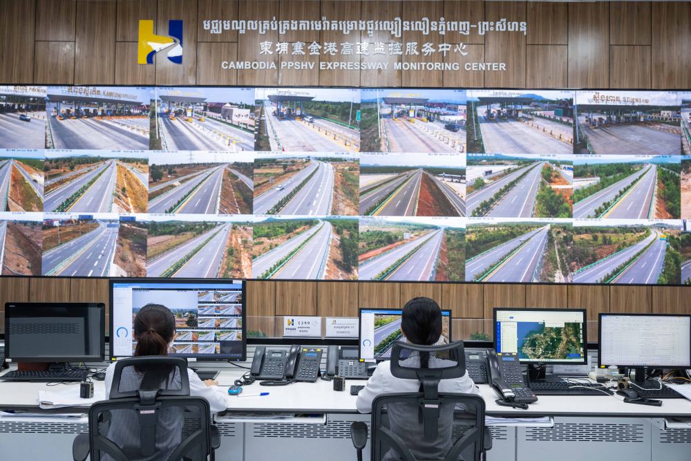 Staff are on duty at the Jingang Expressway Monitoring Service Center.