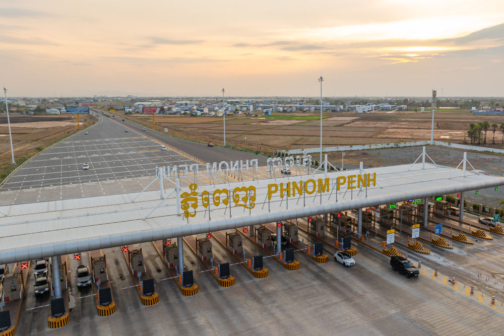 ↑ Drone captured footage of the Phnom Penh toll station on the Golden Harbor Expressway.