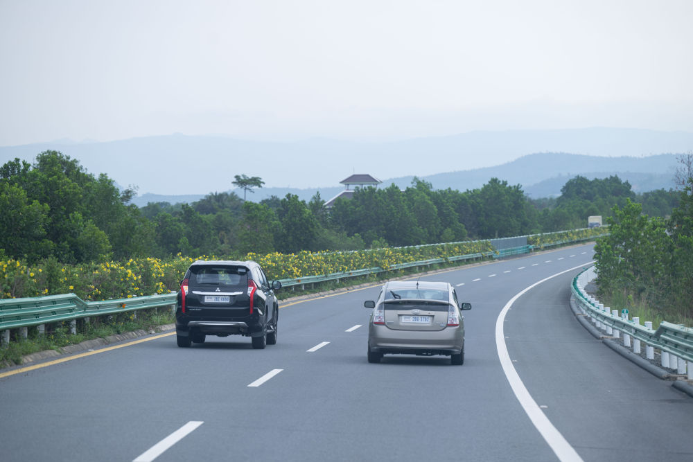 The car is driving on the Jingang Expressway section.