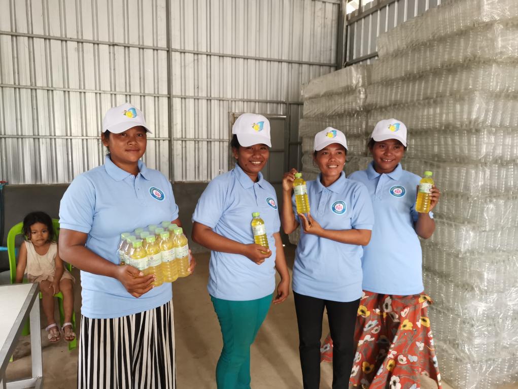 On July 31, 2020, villagers showcased the production of dishwashing detergent at a dishwashing detergent processing plant in Swaanpu Township, Momukamp County, Kandal Province, Cambodia. The demonstration cooperation project of China's aid to Cambodia for poverty reduction has promoted the sustainable development of two poverty-stricken villages here, radiating new vitality. Shen Jizhong 