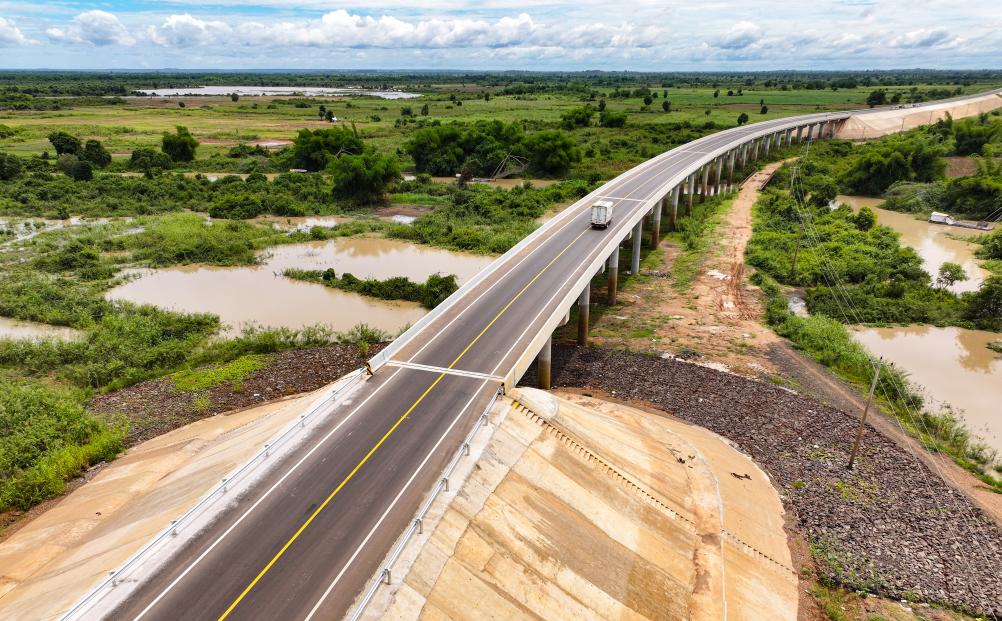 This is a drone photo taken of National Highway 71C in the province of T é b é nkment, Cambodia. The opening ceremony of Cambodia's 71C National Highway, constructed by Shanghai Construction Engineering Group Co., Ltd., was held on April 12th in T é b é nkment, Cambodia. Xinhua News Agency (Photo by Nidora)