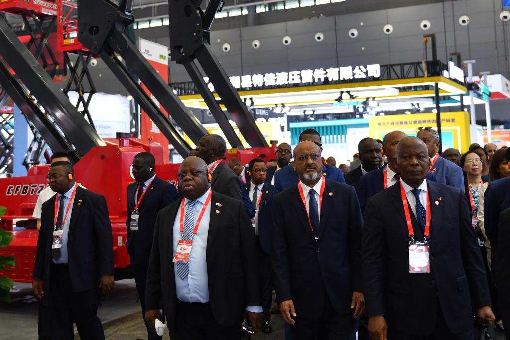 On May 15th, the delegation of African envoys to China visited the 4th Changsha International Construction Machinery Exhibition. Photo by Xinhua News Agency reporter Chen Zhenhai