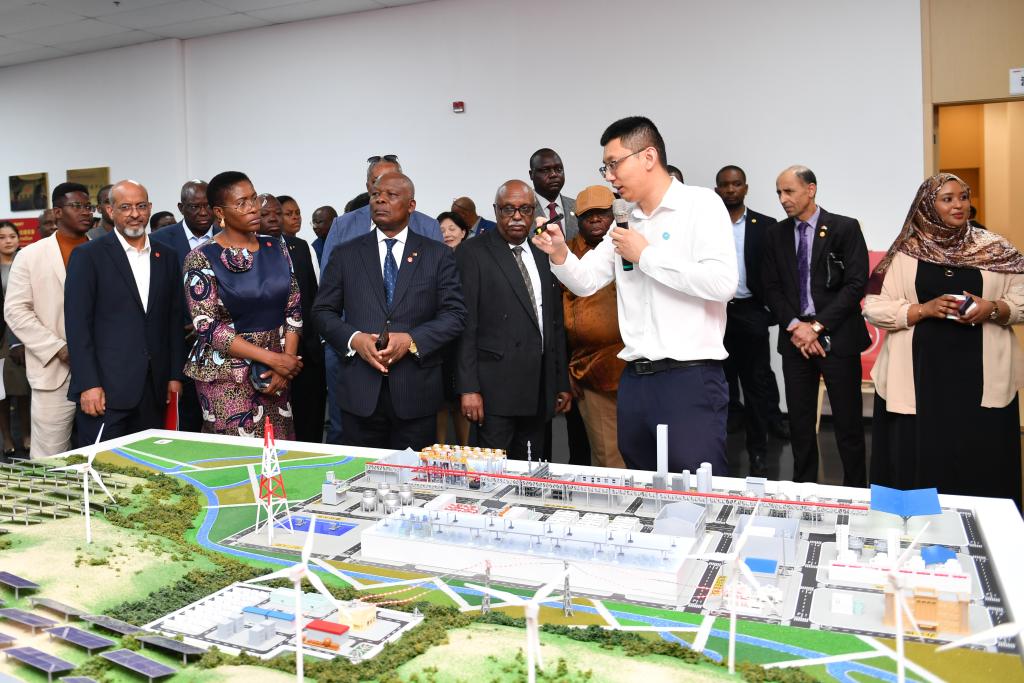 On May 15th, the delegation of African envoys to China visited Sany Silicon Energy (Zhuzhou) Co., Ltd. Photo by Xinhua News Agency reporter Chen Zhenhai