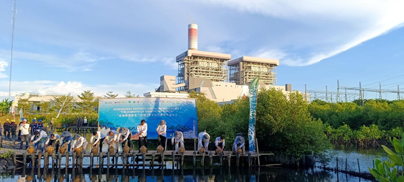 On May 18th, guests from China and Indonesia held a mangrove replanting ceremony at the Java 7 coal-fired power plant. Photo by journalist Cao Kai