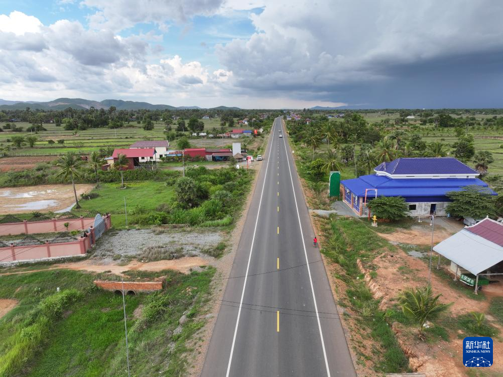   這是4月22日在高棉貢布省拍攝的31號公路（無人機照片）。 新華社發（尼多拉攝）