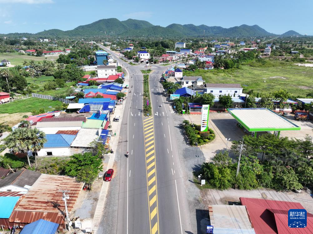   這是4月20日在高棉白馬省拍攝的33號公路（無人機照片）。 新華社發（尼多拉攝）