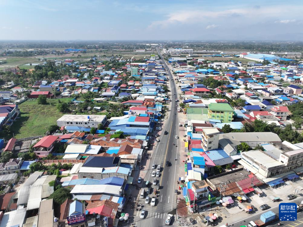   這是4月21日在高棉幹丹省拍攝的41號公路（無人機照片）。 新華社發（尼多拉攝）