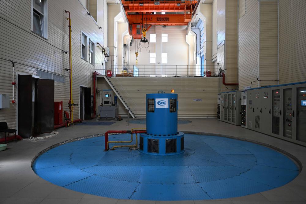   ↑这是5月8日在哈萨克斯坦东哈州图尔古孙水电站拍摄的一台水轮发电机。