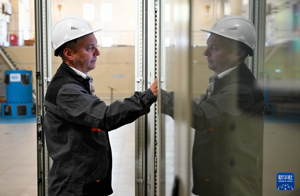   5月8日，在哈薩克共和國東哈州的圖爾古孫水電站，水電站現場調度員涅波米亞什奇在發電機層巡檢水輪發電機組運行狀態。 新華社記者李任滋攝