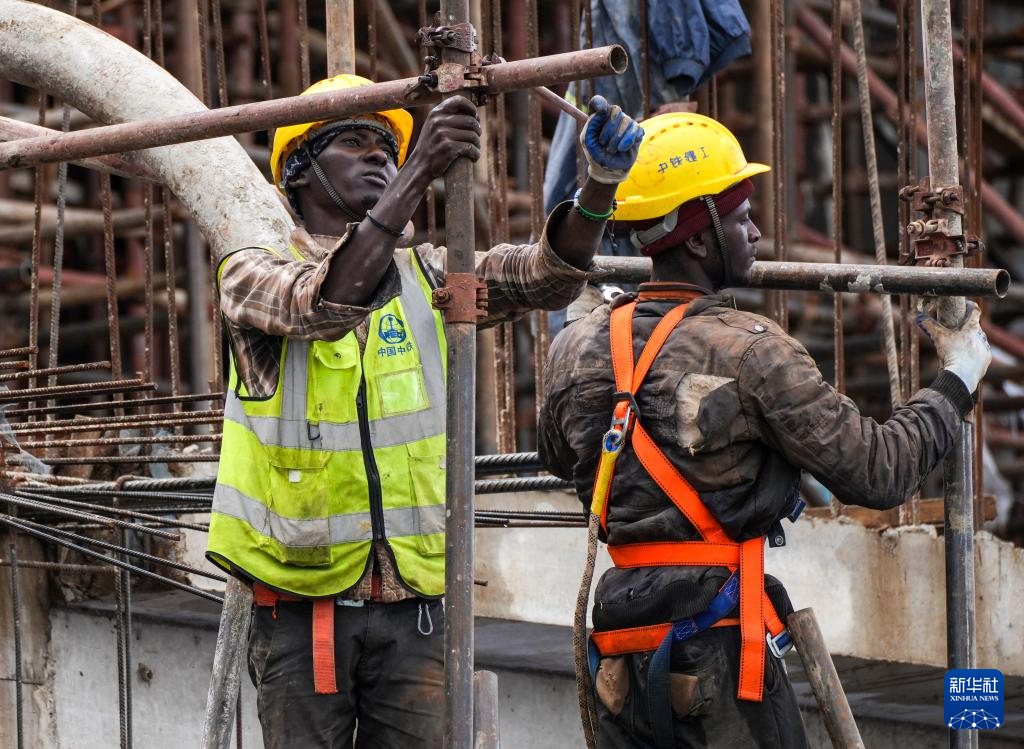 On April 25th, workers were working on the comprehensive sports stadium project in Arusha, Tanzania. Photo by Xinhua News Agency reporter Li Yahui