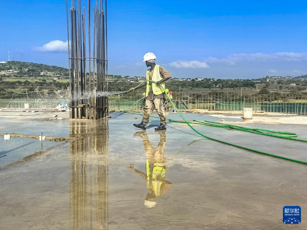 On February 10th, workers carried out concrete curing operations at the comprehensive sports stadium project in Arusha, Tanzania. Xinhua News Agency (Image provided by China Railway Construction Engineering Group Co., Ltd.)