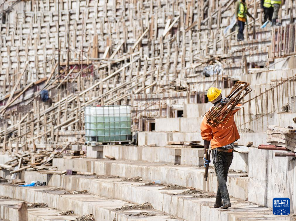 On April 25th, workers were working on the comprehensive sports stadium project in Arusha, Tanzania. Photo by Xinhua News Agency reporter Li Yahui