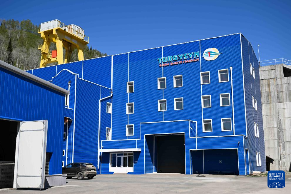   這是5月8日在哈薩克共和國東哈州拍攝的圖爾古孫水電站機房。 新華社記者李任滋攝