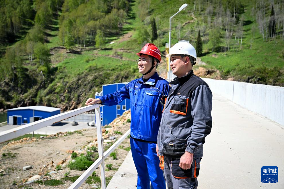   5月8日，在哈薩克共和國東哈州的圖爾古孫水電站，中交集團中國水利電力對外有限公司哈薩克共和國分公司副總經理孫鵬（左）與水電站現場調度員紮爾加斯·伊謝諾夫交談。 新華社記者李任滋攝