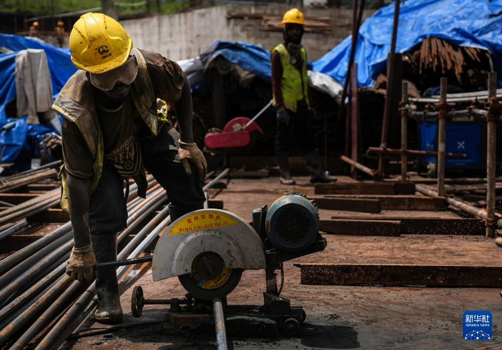 On April 25th, workers used a cutting machine to cut steel bars at the comprehensive sports stadium project in Arusha, Tanzania. Photo by Xinhua News Agency reporter Li Yahui