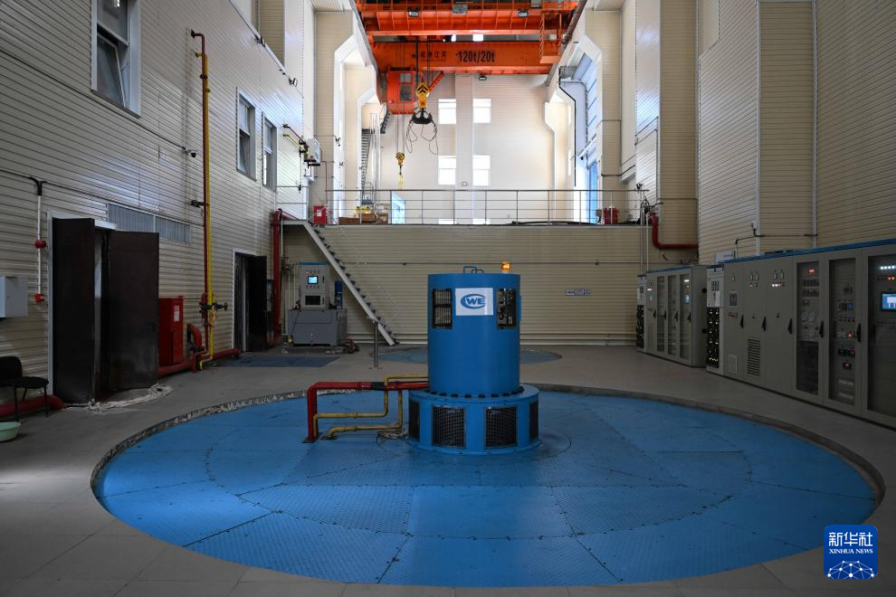   這是5月8日在哈薩克共和國東哈州圖爾古孫水電站拍攝的一臺水輪發電機。 新華社記者李任滋攝