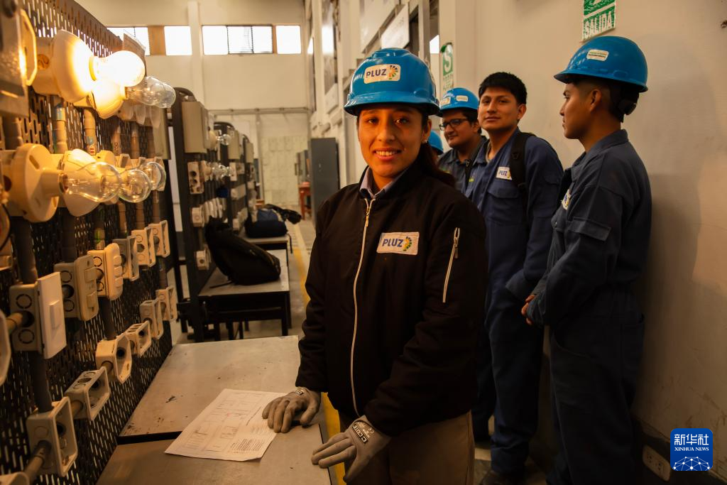   8月14日，在秘鲁公益机构帕查库特克基金会，学生布伦达·奥尔蒂斯练习仪器操作。新华社发（玛丽安娜·巴索摄）