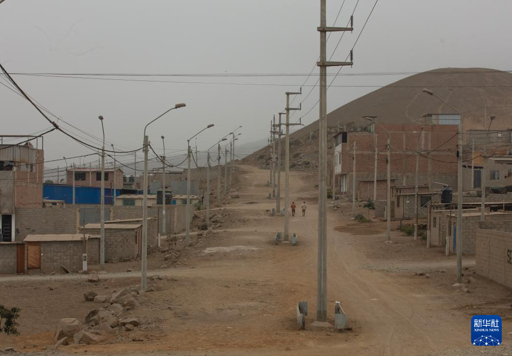   这是8月14日在秘鲁首都利马城区以北拍摄的阿斯普罗丹社区。新华社发（玛丽安娜·巴索摄）