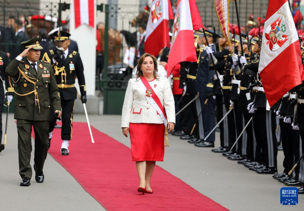    7月28日，秘鲁总统博鲁阿尔特在利马发表全国讲话前经过仪仗队。新华社发（玛丽安娜·巴索摄）