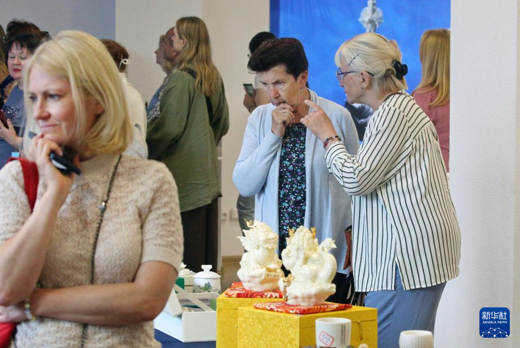   8月20日，在白俄羅斯明斯克，人們在“中國白·德化瓷”主題展上參觀。 新華社發（任科夫攝）