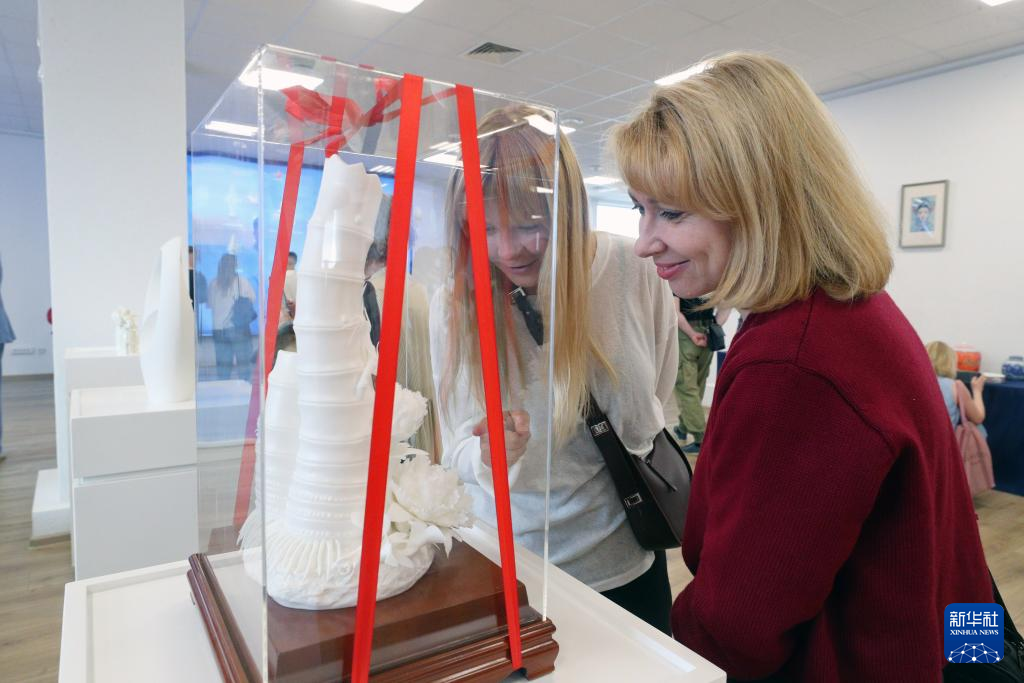   8月20日，在白俄羅斯明斯克，人們在“中國白·德化瓷”主題展上參觀。 新華社發（任科夫攝）