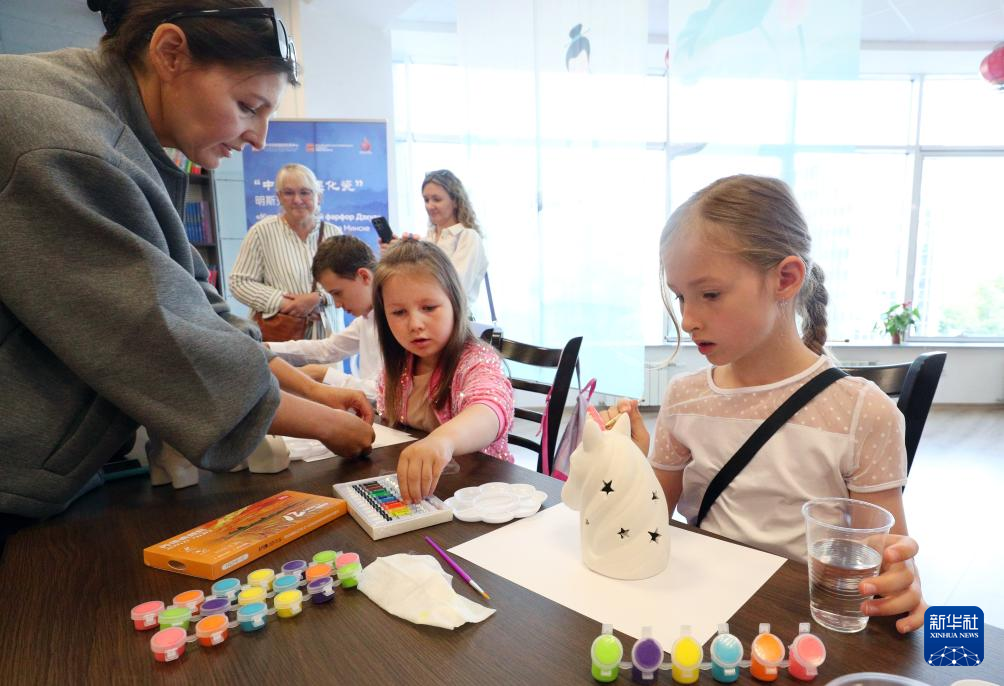   8月20日，在白俄羅斯明斯克，孩子們體驗中國德化白瓷製作。 新華社發（任科夫攝）