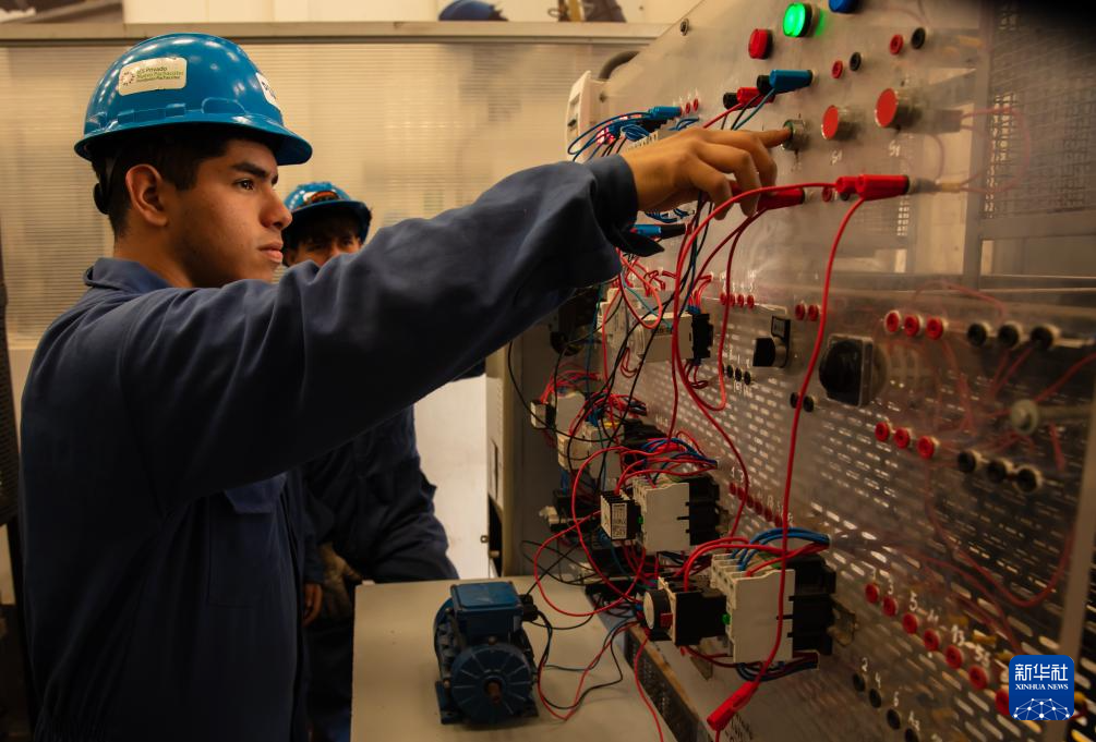   8月14日，在秘鲁公益机构帕查库特克基金会，学生练习仪器操作。新华社发（玛丽安娜·巴索摄）