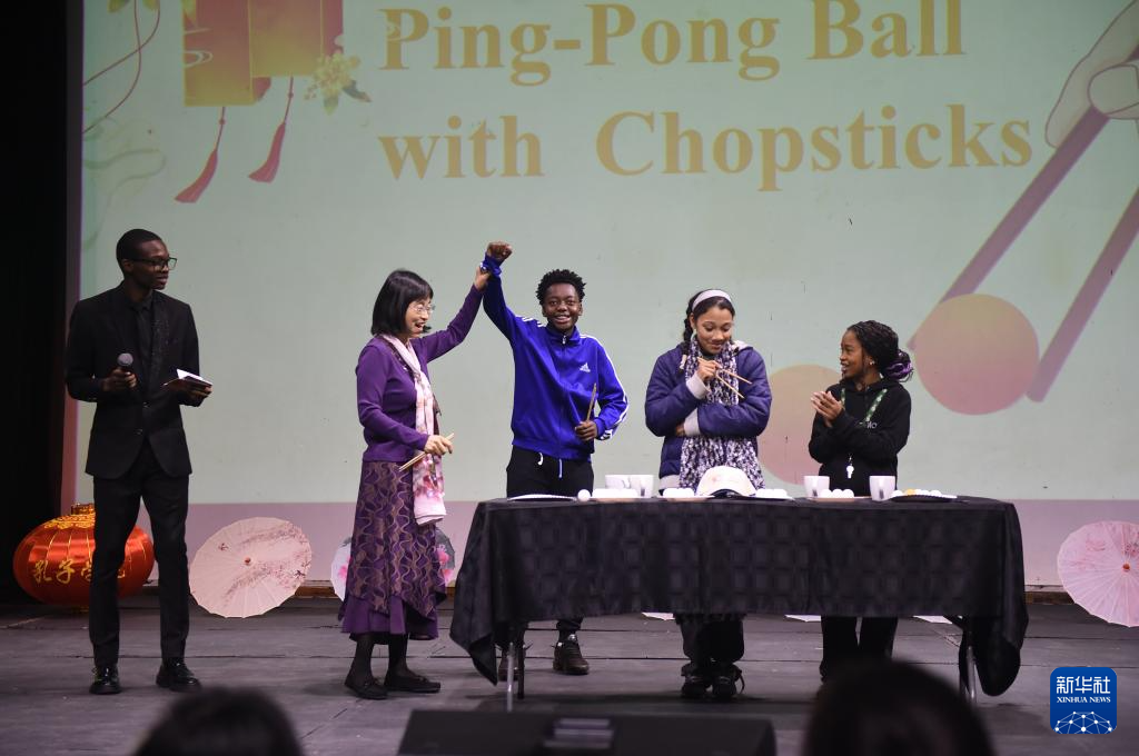 On July 29, in Gaborone, the capital of Botswana, the teachers of the Confucius Institute at the University of Botswana participated in the game of using chopsticks with students in the activity of 