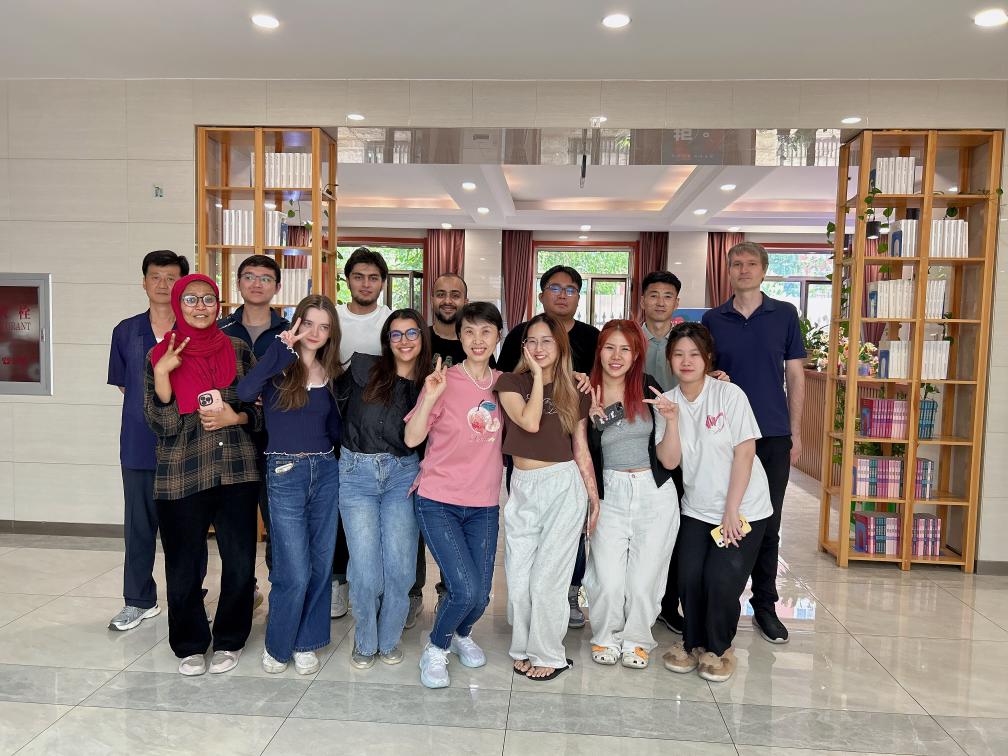 Tajikistan youth Tan Amu (second row, third from the left) takes a photo with classmates and teachers from Tianjin University. Shen Jizhong 