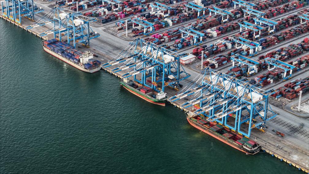   9月4日，海轮停靠钦州港集装箱自动化码头装卸集装箱（无人机照片）。新华社记者 张爱林 摄