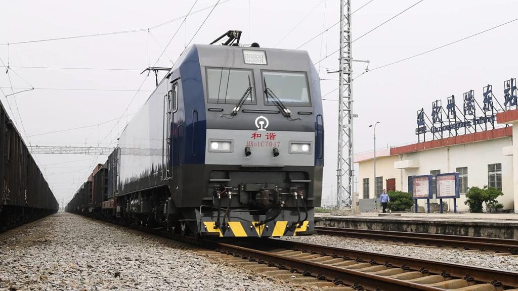    9月4日，一列火车驶进钦州港东站转运集装箱。新华社记者 张爱林 摄