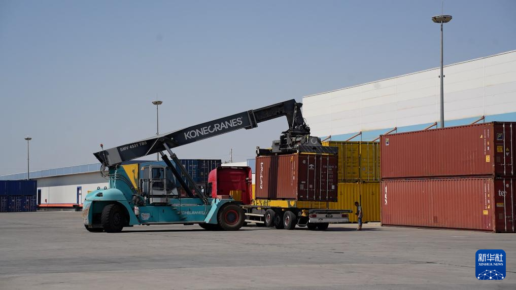   9月9日，巴库阿普歇伦物流中心内正在进行集装箱装卸作业。新华社发（马马多夫摄）
